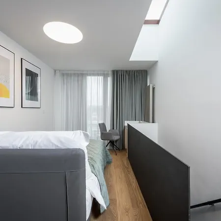 Fully Renovated Stylish Duplex In A Convenient Location * براغ