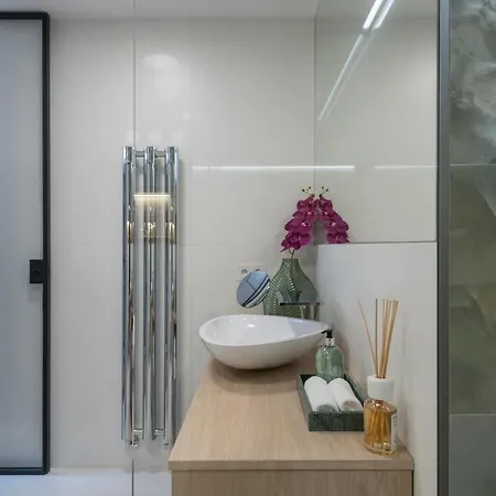 Fully Renovated Stylish Duplex In A Convenient Location * Prag