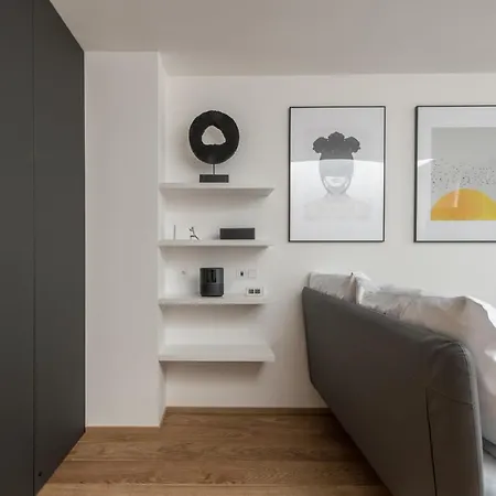 Apartment Fully Renovated Stylish Duplex In A Convenient Location *