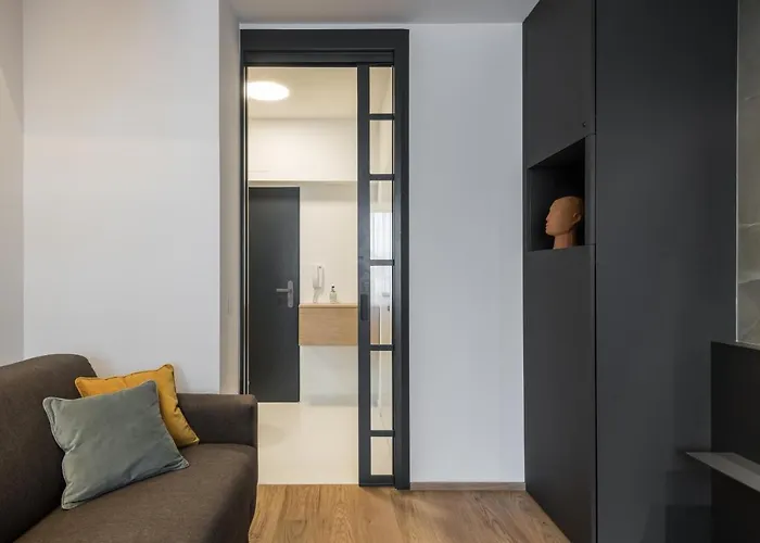 Fully Renovated Stylish Duplex In A Convenient Location *