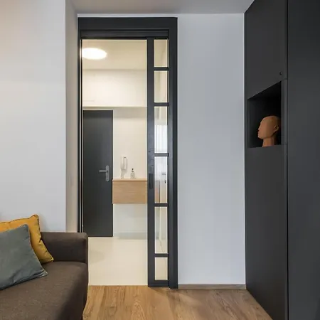 Fully Renovated Stylish Duplex In A Convenient Location *